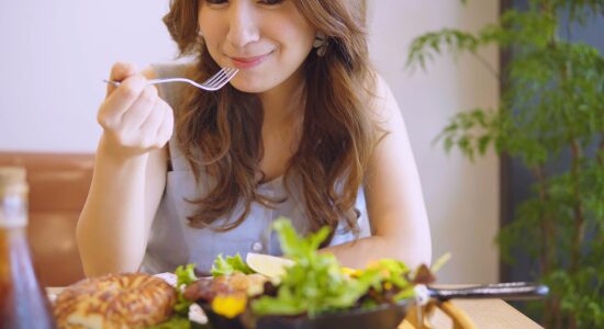 「たくさん食べる」「よく笑う」ギャップ女子に弱い!?